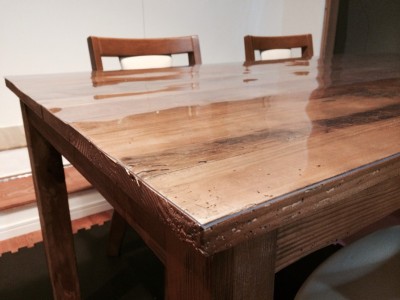 2歳の子供の食べこぼし対策 無垢テーブルに透明マットを敷く5軒の写真 テーブルマットのある生活
