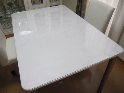 白色の天板テーブル