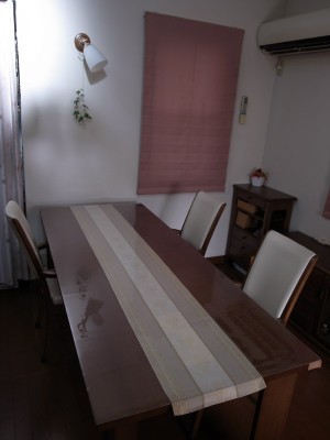 細長いテーブルに透明マット
