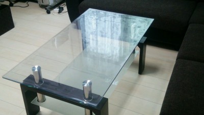 ガラス天板のテーブル
