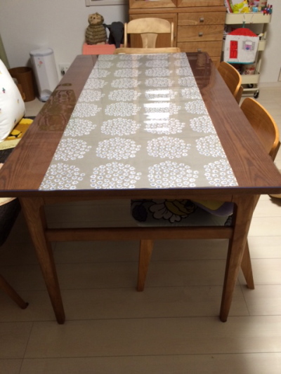 テーブルクロスを敷いて その上に透明ビニールマットを敷く家庭の写真集 透明テーブルマットのユーザーレビュー