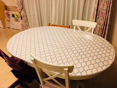 イケアのテーブルに 透明テーブルマットを敷く6軒の家庭と写真 テーブルマットのある生活