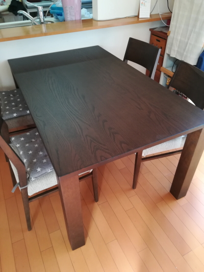 千葉の家具店で購入したテーブルに透明マットを敷く家庭、写真集 