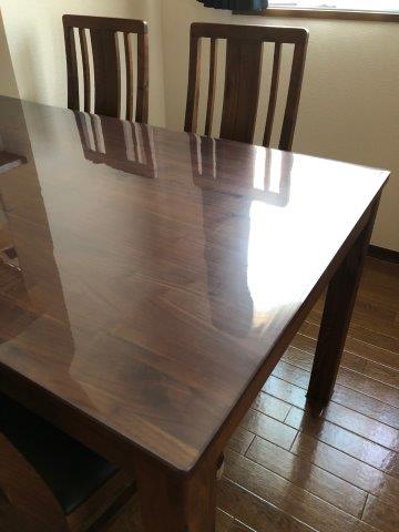 角が丸いテーブルに透明マット