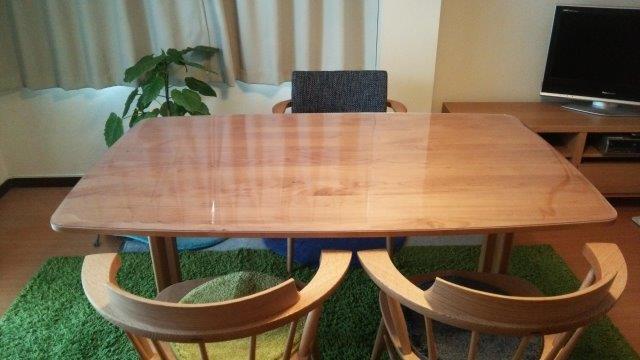 モモナチュラルのカーブがあるテーブルにマットを敷いた家庭 | 透明