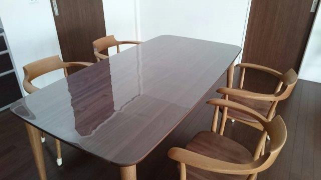 飛騨産業のテーブルにマットを敷いた16家庭の写真 | 透明テーブル 