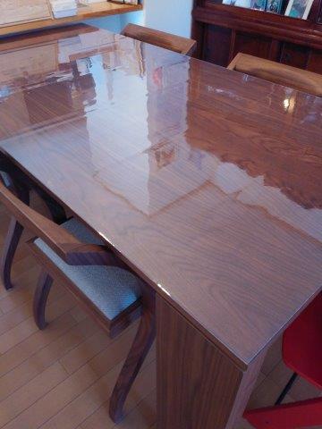 アクタスのダイニングテーブルにマットを敷いてみて | 透明テーブル 