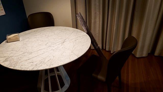 大理石やガラスのテーブルの傷防止に透明テーブルマットを敷いた事例 | 透明テーブルマットのユーザーレビュー