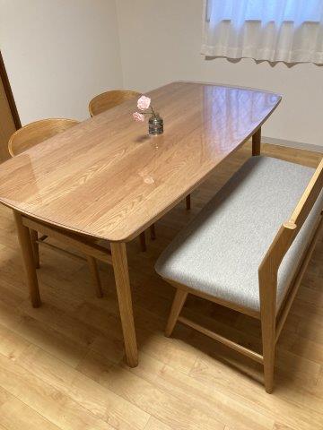 オイル仕上げ 水拭きができない無垢テーブルは透明マットで解決でき