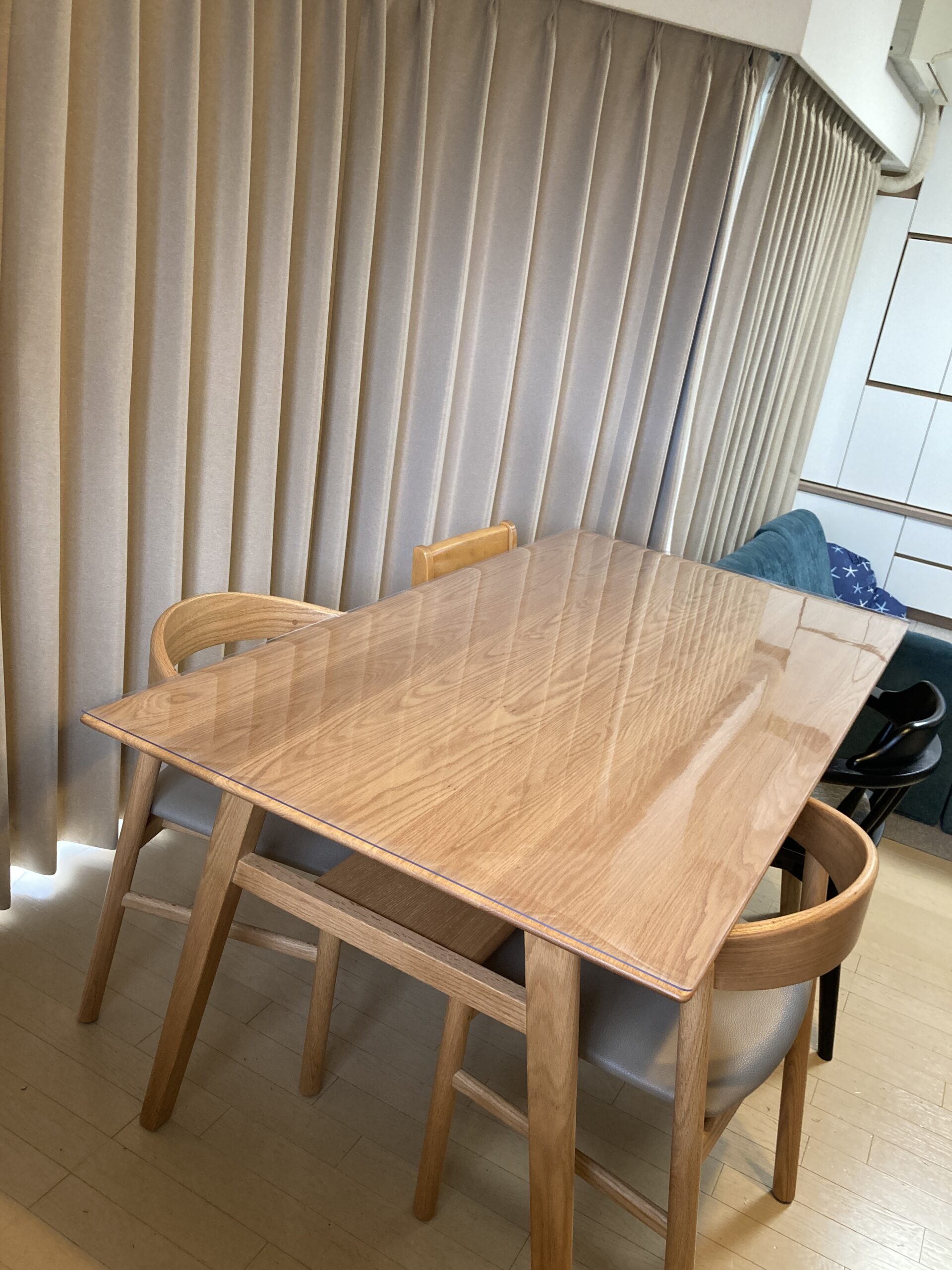 unicoのSOVI（ソヴィ）W1500テーブルに透明マットを敷いたレビュー集