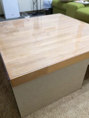 白木のテーブル
