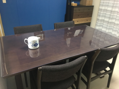 カリモク60のテーブルに透明マット