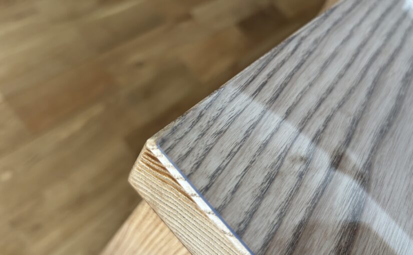 角が直角のテーブルに、丸角R3mmのマットを敷く写真集