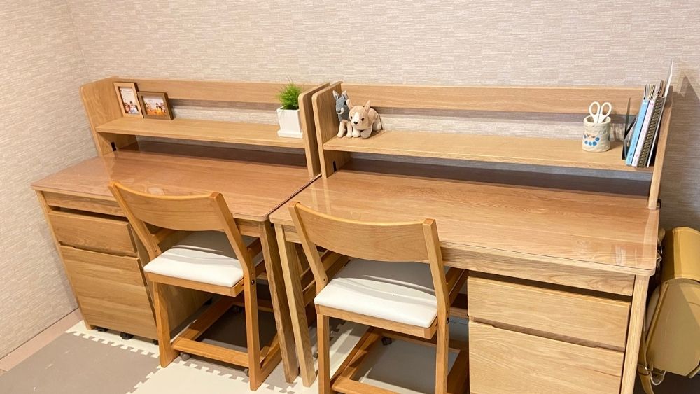 無印の上置き棚つきデスクに当店のマットを敷いた様子