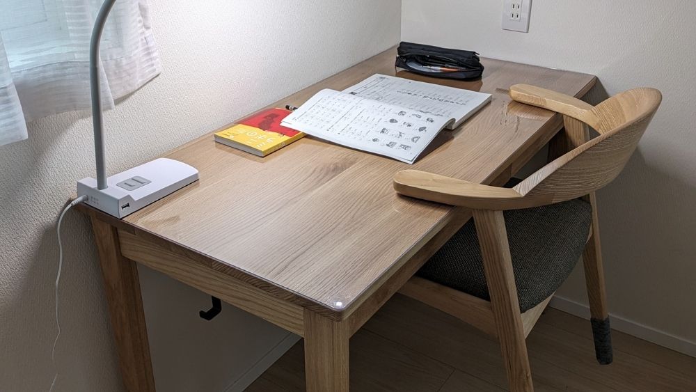 無印良品の学習机に110×55cmのデスクマットを敷いた様子