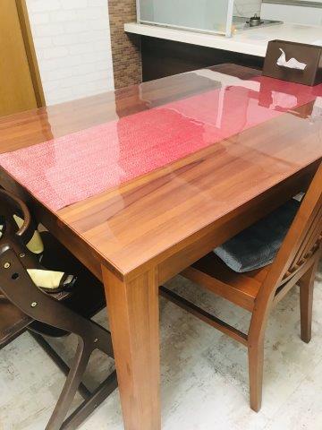 スキャンティークのテーブルに透明マットを敷く4家庭の写真 | テーブル  